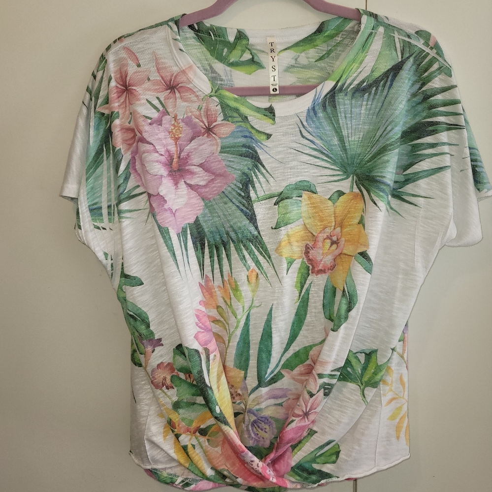Tryst Short Floral Blouse. Size L